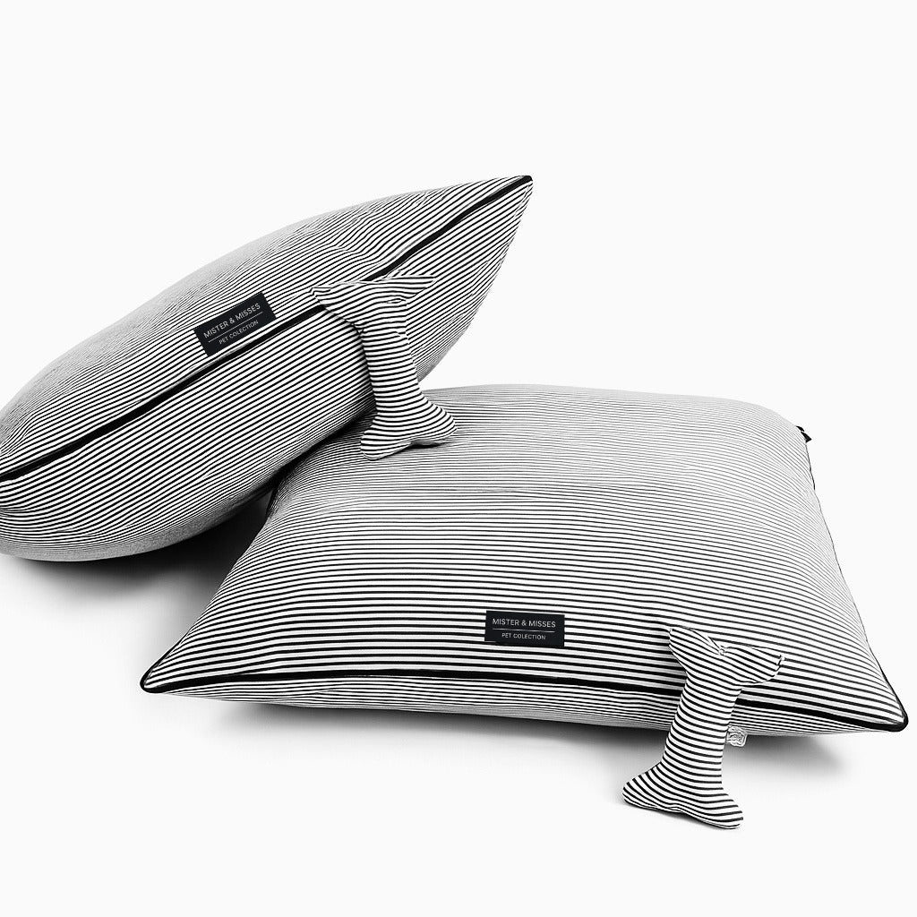 Camas para perros tela listada mas juguetes de peluche en forma de huesito Mister & Misses Pet